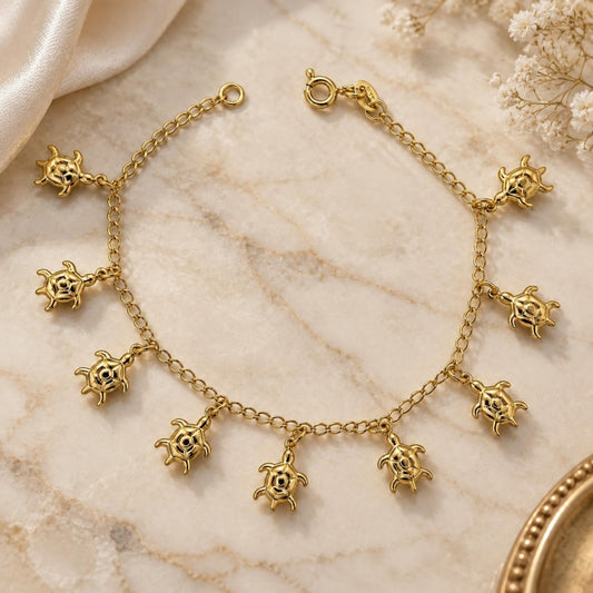 Oro Laminado Charm Bracelet, Gold Filled Style Polished, Golden Finish