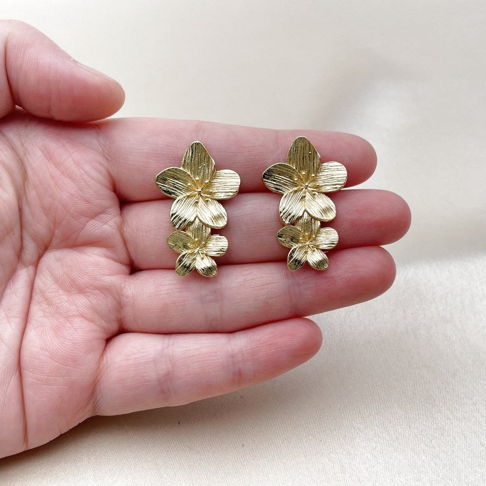 Oro Laminado Stud Earring, Gold Filled Style Flower Design, Diamond Cutting Finish, Golden Finish