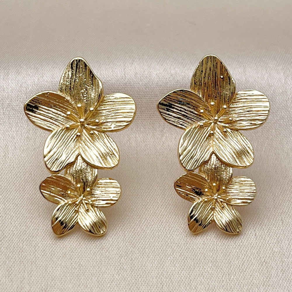 Oro Laminado Stud Earring, Gold Filled Style Flower Design, Diamond Cutting Finish, Golden Finish