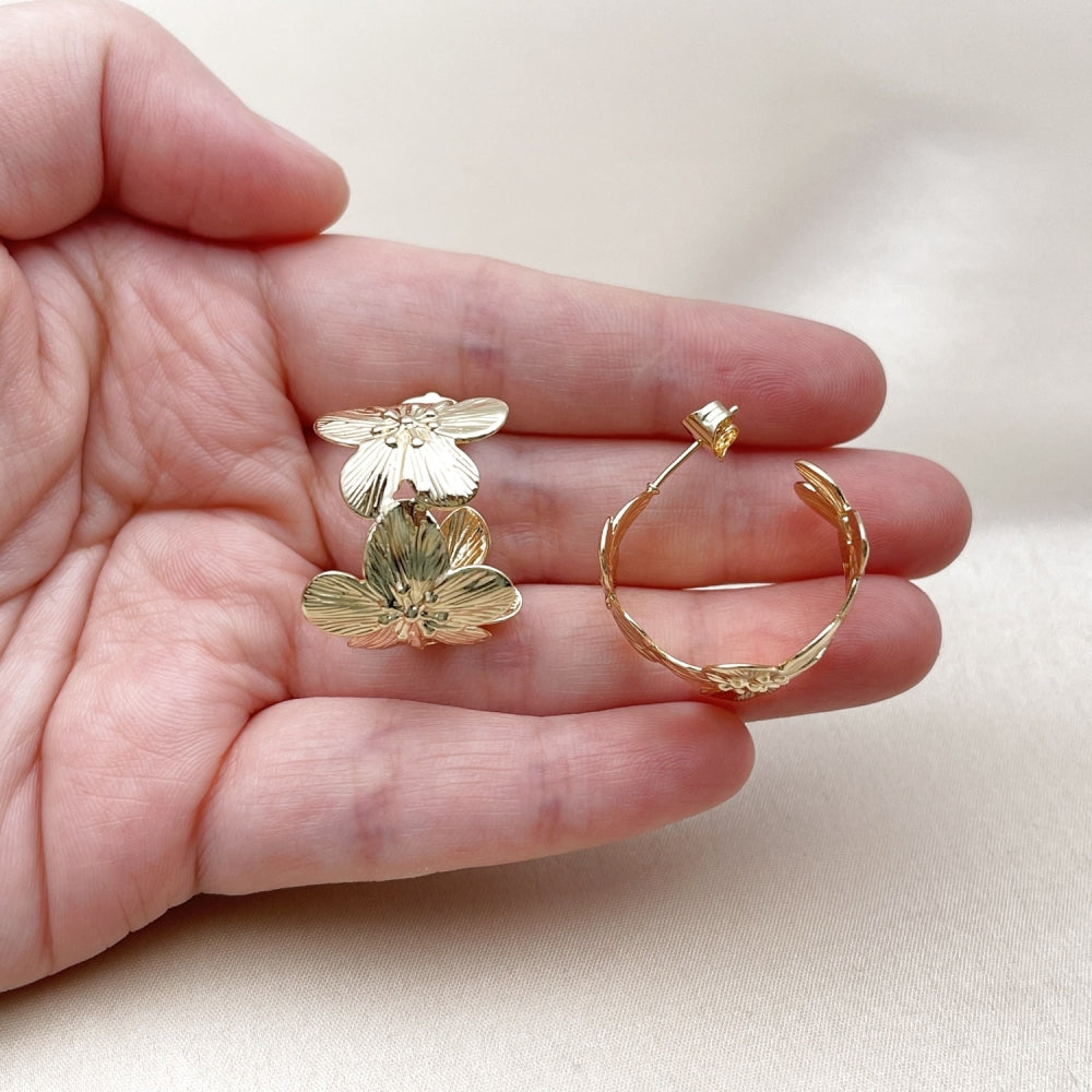 Oro Laminado Small Hoop, Gold Filled Style Flower Design, Diamond Cutting Finish, Golden Finish