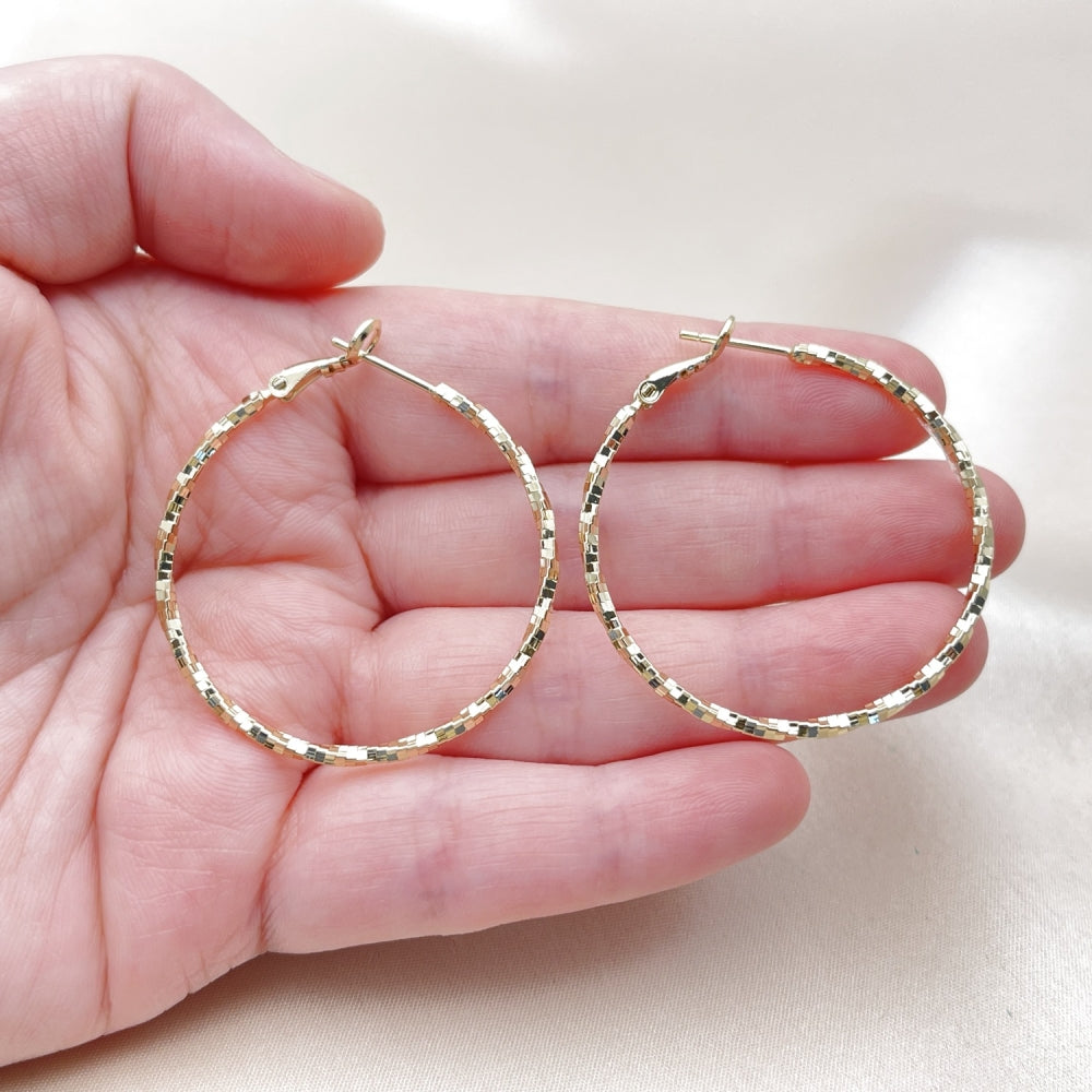Oro Laminado Medium Hoop, Gold Filled Style Twist Design, Diamond Cutting Finish, Golden Finish