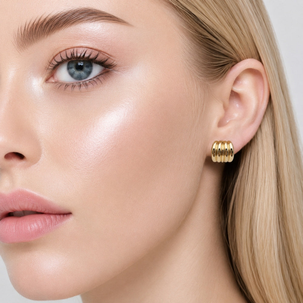 Oro Laminado Stud Earring, Gold Filled Style Polished, Golden Finish