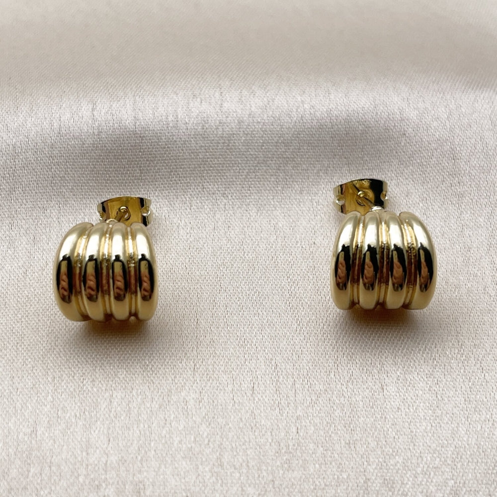 Oro Laminado Stud Earring, Gold Filled Style Polished, Golden Finish